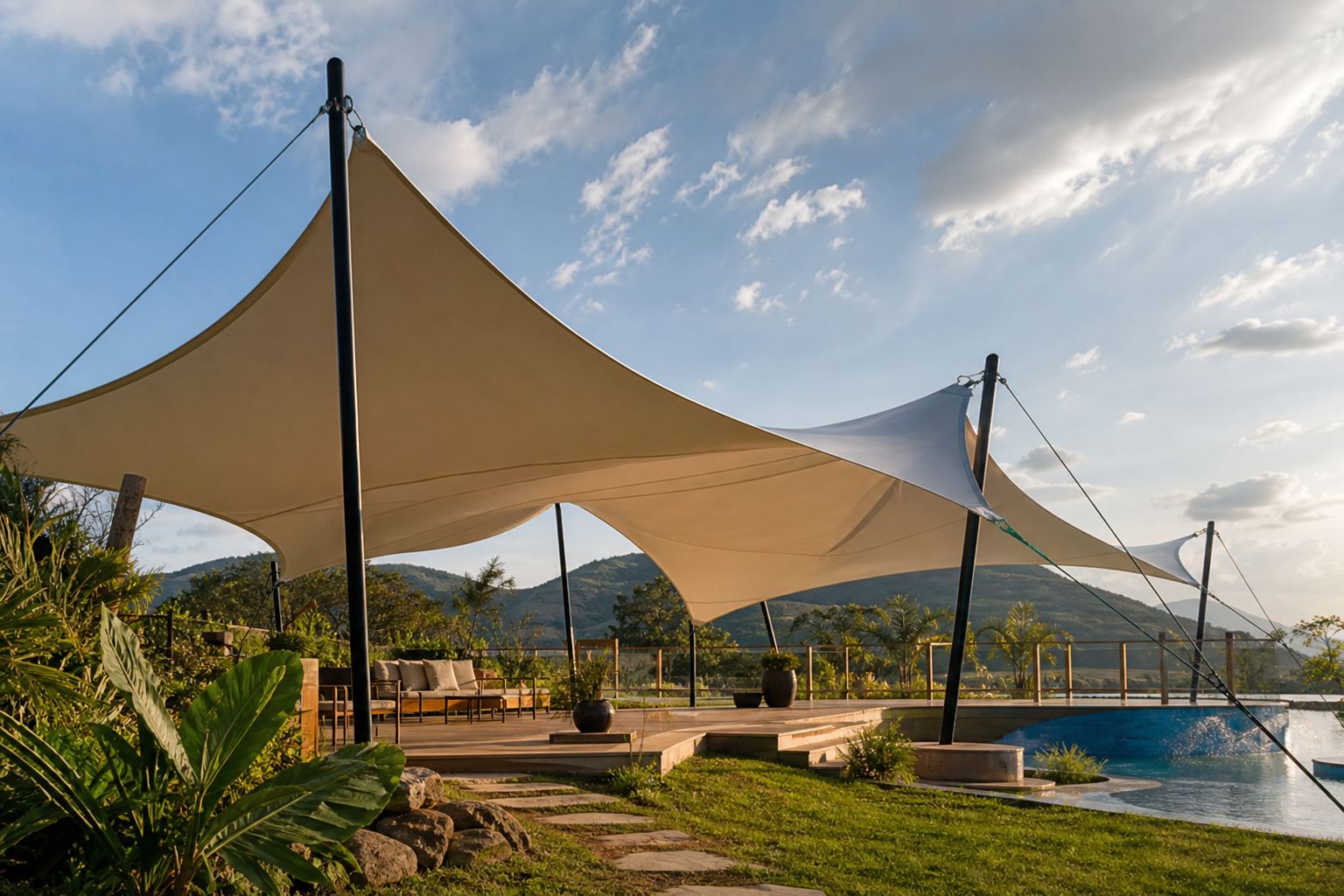 Toldos tensionados para terrenos irregulares: elegância, conforto e adaptação total