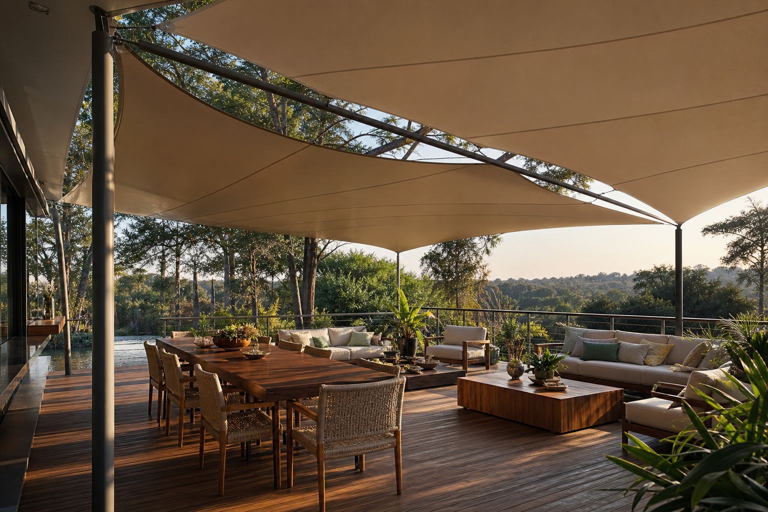 Varandas gourmet e decks com cobertura tensionada para unir conforto, estilo e hospitalidade